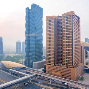 Mercure Barsha Heights And מלון